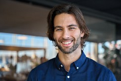 MILAN JE KAO BEBA OSTAVLJEN U LIFTU, POLICAJAC GA ODNEO U ZVEČANSKU Reči vidovnjakinje slomile su mu srce