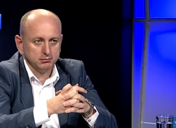 KNEŽEVIĆ PODELIO STUDENTIMA UPUTSTVA ZA DOBIJANJE 10-KE: "Važno je razgovetno i na slogove psovati srpsku majku, a u rezervi držati Isusa Hrista i Svetog Savu – da se ne gubi na tonalitetu!"