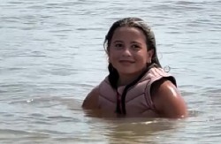 ODMOR SE PRETVORIO U NOĆNU MORU Devojčica je uživala u vodi, a onda je iz dubine izronilo nešto ZASTRAŠUJUĆE (VIDEO)