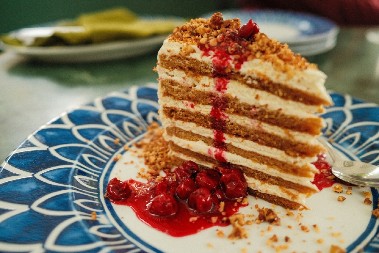 MEDOVIK TORTA SA VIŠNJAMA Jednostavna, brza, sočna i lagana, po ukusu joj nema ravne