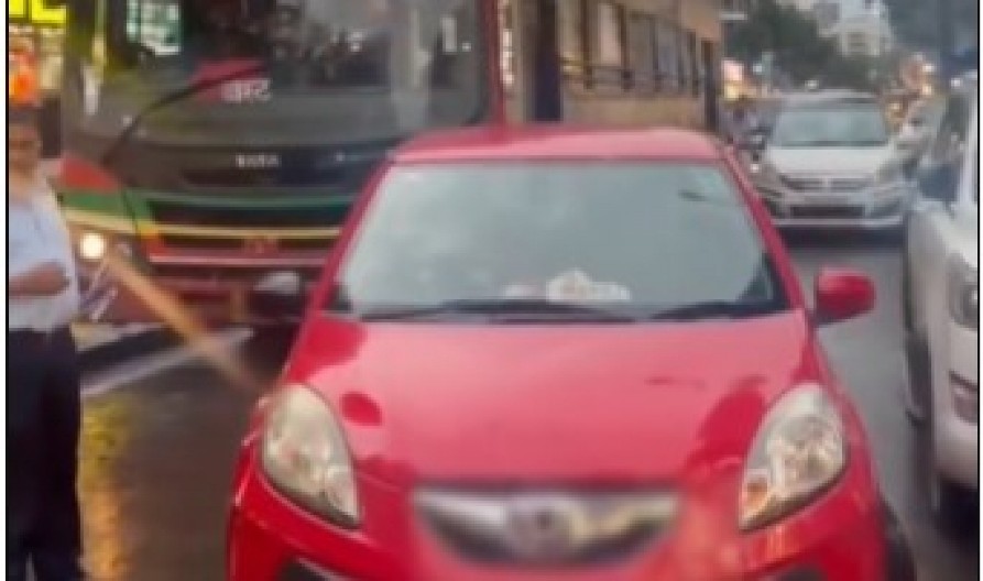 NEPROPISNO PARKIRANO VOZILO RAZBESNELO PROLAZNIKE Kada su videli ko sedi za volanom, umalo se onesvestili od šoka! (VIDEO)