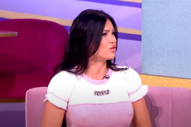 OŽENJENI PEVAČ UHODI STANIJU DOBROJEVIĆ Ima malo dete, a njoj ne prestaje da šalje poruke!