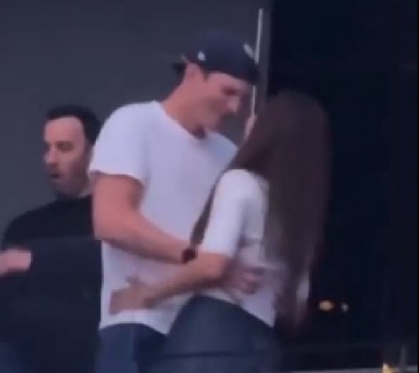 "IZVODE PREDSTAVU ZA SVET" Ešton Kučer i Mila Kunis uhvaćeni kako se ljube i igraju u VIP loži