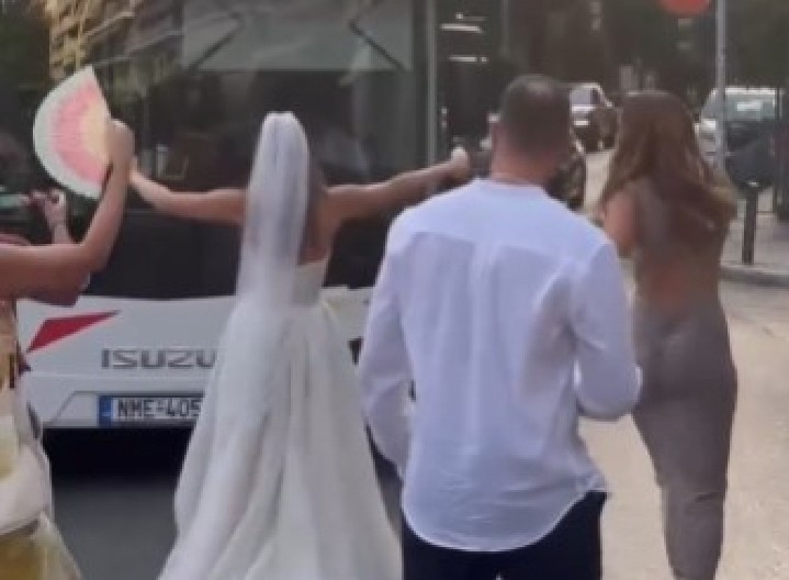 MLADA IZ SRBIJE ZAUSTAVILA SAOBRAĆAJ Igrala i pevala "Đurđevdan" pred crkvom, snimak oduševio region! (VIDEO)