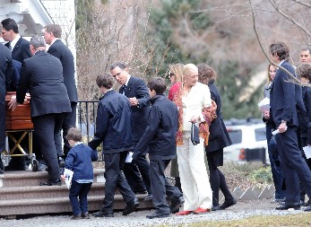 NA SAHRANU SVOJE ĆERKE NATAŠE DOŠLA JE SVA U BELOM  Isto je uradila i kada joj je sestra umrla - crninu nije htela da nosi