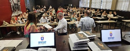 VRAČAR SA PONOSOM NAGRAĐUJE NAJBOLJE SREDNJOŠKOLCE