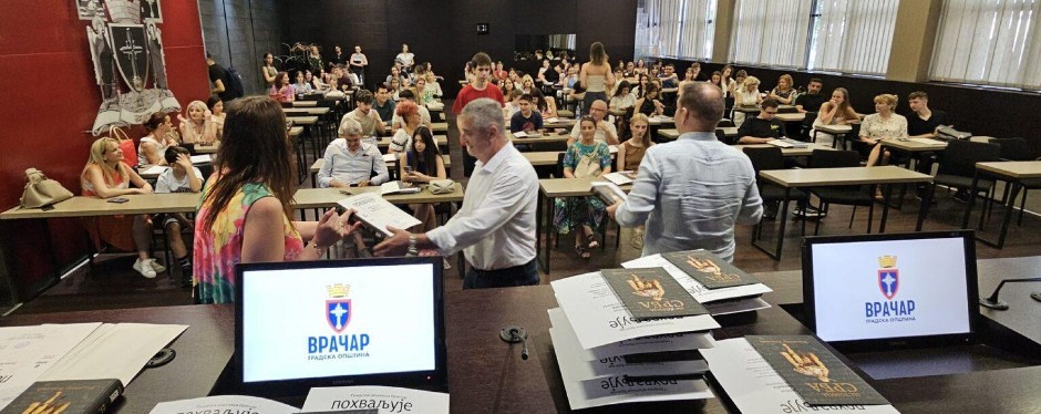 VRAČAR SA PONOSOM NAGRAĐUJE NAJBOLJE SREDNJOŠKOLCE