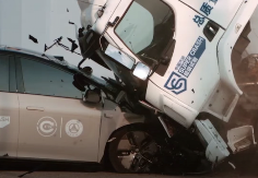 KINEZI PRIKAZALI SNIMAK SUDARA KOJI OBILAZI SVET Automobil u komadu, kamion odleteo u vazduh (VIDEO)