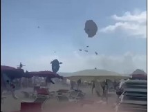 TORNADO POGODIO PLAŽU KOD RIMA! Panika među turistima, povređena jedna žena! (VIDEO)
