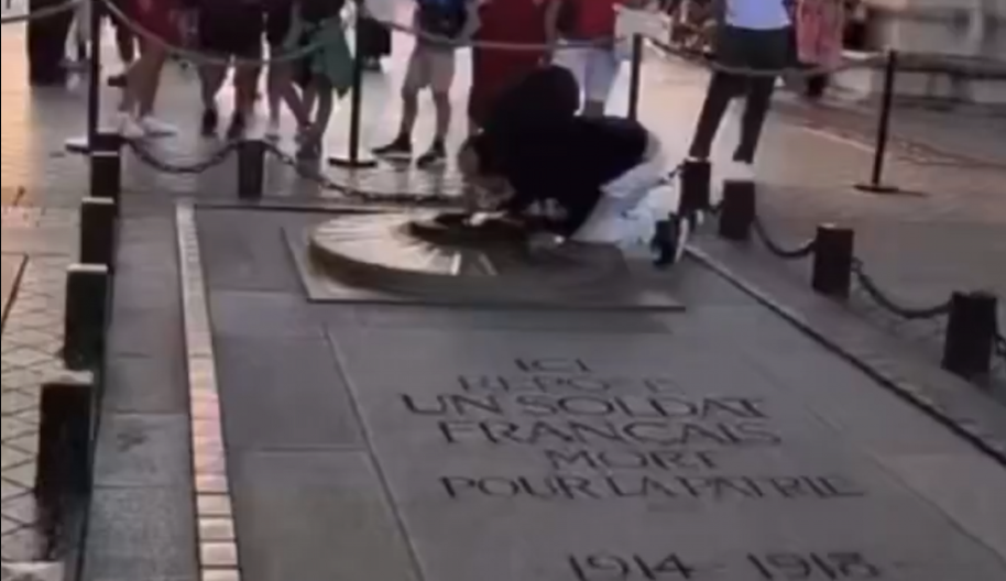 MUŠKARAC ZAPALIO CIGARU PLAMENOM SA GROBA NEZNANOG VOJNIKA! Skandal u Parizu, odmah je uhapšen! (VIDEO)