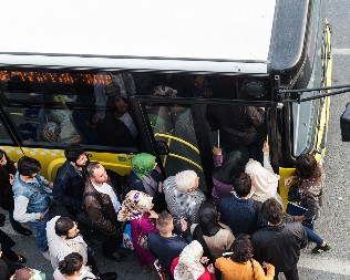 VIC DANA Baba ulazi u autobus i pita vozača...