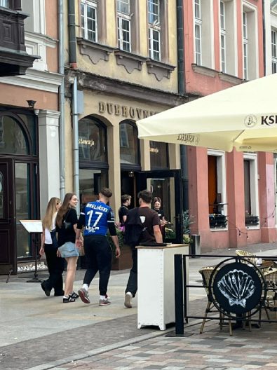 CRVENO-BELE ČEKA PAKLENA ATMOSFERA Neće biti korteo "delija", preko 2.000 navijača bodri Zvezdu u Poznanju