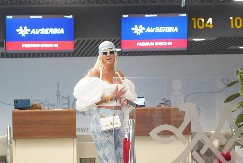 PAPARACO Jelena Karleuša uhvaćena na aerodromu sa poznatim muškarcem, njih dvoje nemaju šta da kriju!