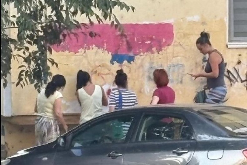 BLOKADERI NASTAVLJAJU NAPAD NA SRBIJU! Od gazenja zastave u SKC do skidanja trobojki u Novom Sadu (FOTO)