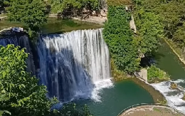 MLADIĆ SKOČIO SA VODOPADA VISOKOG OKO 21 METAR Ljudi gledali u šoku, nesreća u Jajcu ih uznemirila