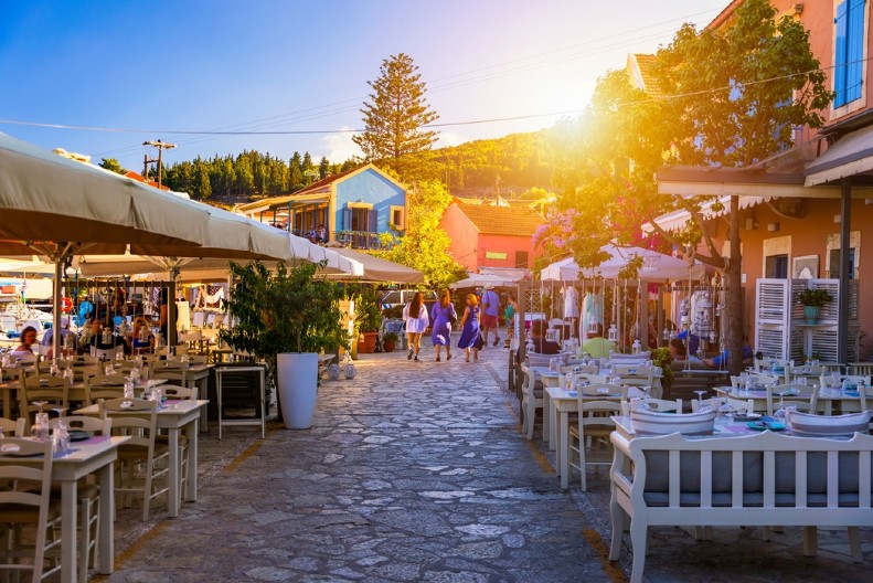 "SMRDE KAO LAVOVI!" Srpske turiste iznenadili nezvani gosti na plaži u Grčkoj (FOTO)