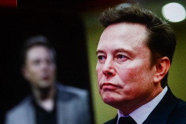 NAJVREDNIJI DRAGULJ IMPERIJE PUCA? Tesla na ivici kolapsa