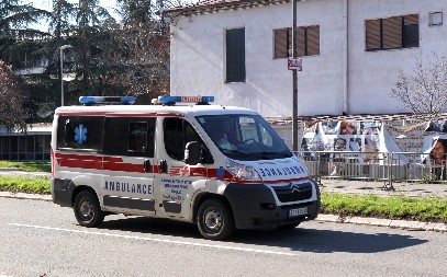 TROJICA UHAPŠENA ZBOG PREBIJANJA MUŠKARCA U ALEKSINCU Povređeni prebačen u bolnicu u Niš