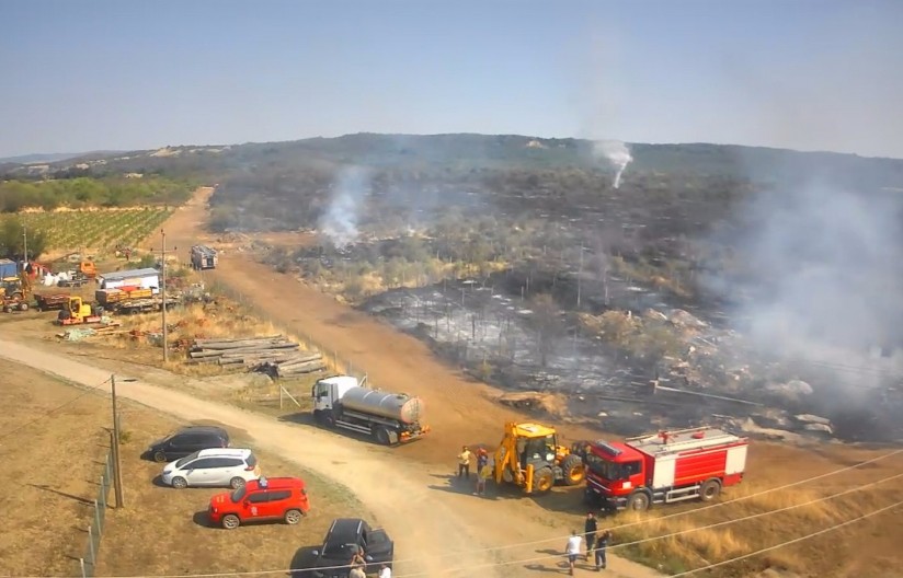 BRŽI OD VATRE  Vatrgasci sa ostalim snagama uspeli su da odbrane desetak kuća