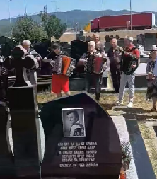 GROBLJEM ODJEKUJE MUZIKA Četvorica harmonikaša odala počast legendarnom kompozitoru! (VIDEO)