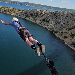 IMA 82 GODINE I SKAČE S MOSTA U REKU Deka pokazao da godine nisu prepreka, uz osmeh oborio rekord!