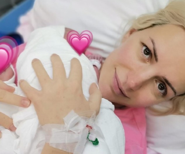 STIGLE BLIZNAKINJE! Porodila se pevačica Milena Vučić, prve fotografije iz bolnice su tu!