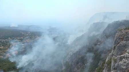 MALOLETNIK OSUMNJIČEN ZA POŽAR NA PORODIČNOM IMANJU: Vatra zahvatila deo Kuča