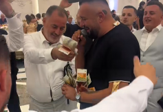 PARE NA SVE STRANE Pevač količinu bakšiša ne može da drži u ruci, gosti ne prestaju da ga kite! (VIDEO)