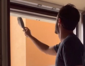 DOMAĆICE U ŠOKU Trik za čišćenje mreže protiv komaraca otkriva svu skrivenu prljavštinu – posle ovoga biće kao nova! (VIDEO)