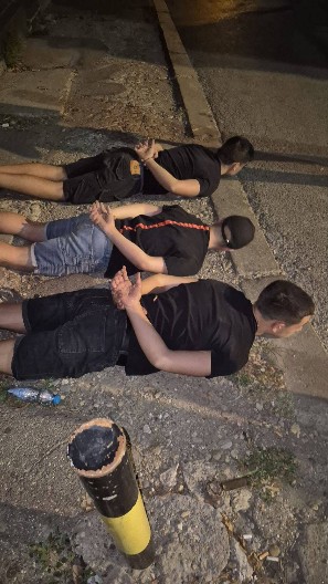 UHAPŠENI OSUMNJIČENI ZA NAPAD NA POLICIJU U BEOGRADU Jedan je maloletan, drugoj dvojici određeno zadržavanje od 48 sati