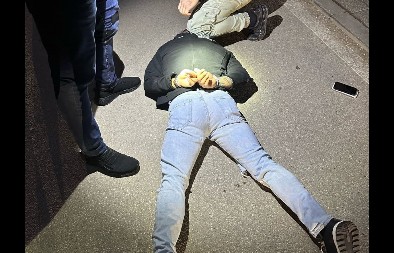 UHAPŠEN MUŠKARAC KOJI JE BACIO ZAPALJIVU TEČNOST NA KAPIJU TUŽIOCA IZ PARAĆINA Određeno mu zadržavanje