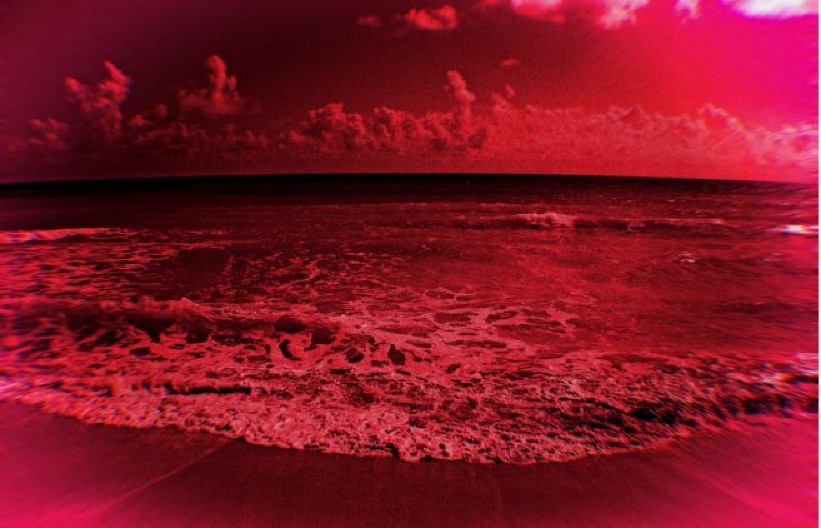 APOKALIPTIČAN PRIZOR Galilejsko more pocrvenelo, ljudi dele slike