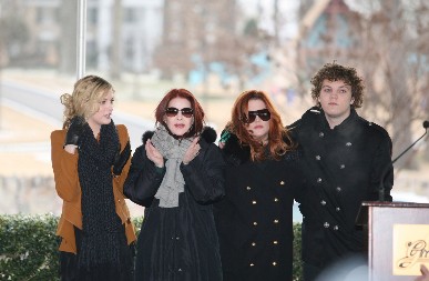 ZBOG BOGATSTVA ISKLJUČILA JE ROĐENU ĆERKU SA APARATA  A nakon njene sahrane, vikala je "Ja sam kraljica!" - za nju kažu da je majka monstrum