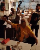 ZORICA MARKOVIĆ NAPRAVILA LOM Uz tamburaše u svojoj kafani zapevala veliki hit! (VIDEO)