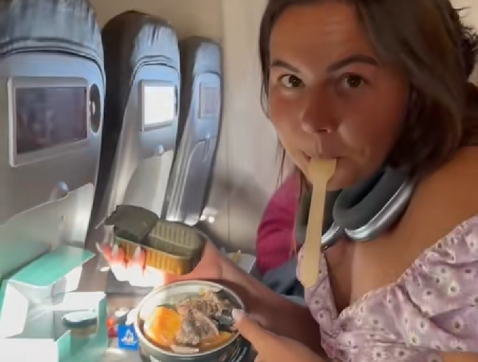GDE SE TO JEDE U AVIONU?! Izabrala je „smrdljivu užinu“ – pobesneli i putnici i ljudi na internetu (VIDEO)