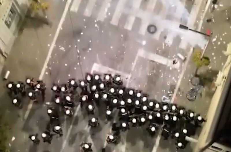 KRVAVI POHOD BLOKADERA TERORISTA! Udarili na policiju, uništili im opremu i nastavljaju teror nad narodom (VIDEO)