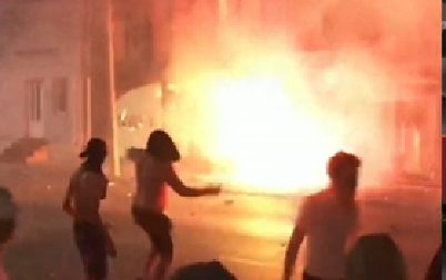 STRAVIČNE SCENE, VATRA I DIM U ZGRADI U VALJEVU Haos u režiji blokadera terorista! UGROŽENI LJUDSKI ŽIVOTI (VIDEO)