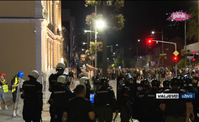 TERORISTIMA OVO KAO DA JE CRTANI DOK UNIŠTAVAJU ZEMLJU! Blokaderi bacaju klikere na žandarmeriju