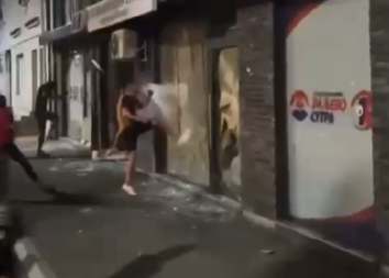 NASILJE NA DELU! Blokaderi teroristi demolirali prostorije SNS-a u Valjevu (VIDEO)