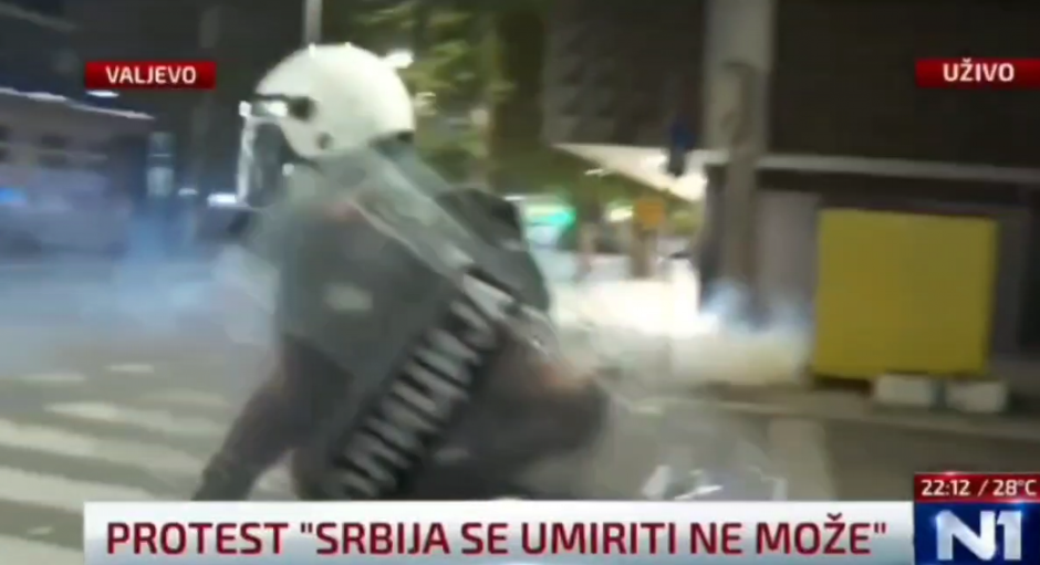 LAŽI N1 RAZOTKRIIVENE: Šolakov novinar pokušao da izmisli napad policije, ispao smešan (VIDEO)