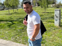 "NAVIKLA JE, U DRUGOM STANJU JE KAD NIJE TRUDNA" Prvo oglašavanje pevača koji čeka šesto dete!