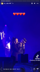 "MOGU OTAC DA VAM BUDEM!" Pevač apelovao na maloletnice, ne može da ih se otarasi! (VIDEO)