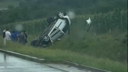 DETALJI JEZIVOG SUDARA KOD KRALJEVA Miljan je vozeći automobil sleteo sa puta i prevrnuo se na bok