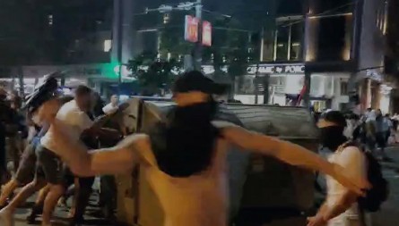 BARTULICI SE KLANJAJU, BEŽE OD DIJALOGA SA VUČIĆEM Normalnoj Srbiji živote zagorčavaju dok strancima hitaju pod skute!