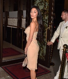 PRODAVALA JE SOPSTVENU KRV DA NE BI GLADOVALA  A danas je moćna žena, neverovatna lepotica i sve vrti oko malog prsta!