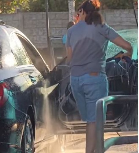 JOJ, ŽENO ŠTO TO URADI Ljudi u totalnoj neverici gledali gospođu kako pere auto, umešala se i policija