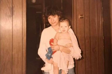 ŽIVOT ULOŽILA U DECU, A SADA JE OSTAVLJENA I SAMA Sonja ležala nepokretna u kući, a njene ćerke, medicinske sestre, ni da priđu