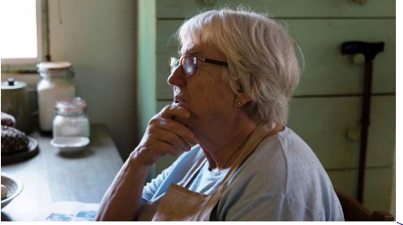 BAKA SVO NASLEDSTVO OSTAVILA PSU Decu i unuke izbacila iz testamenta, a mnogi podržavaju njenu odluku!