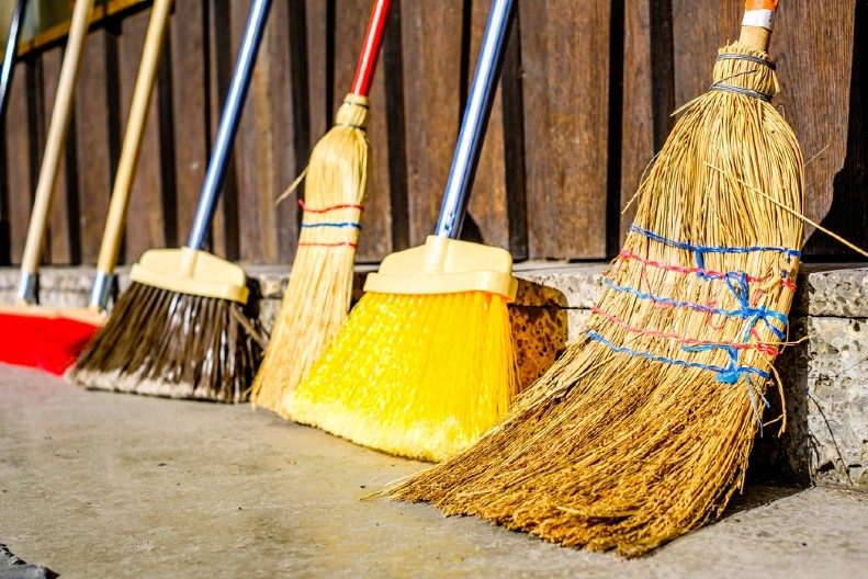 ČISTI PRLJAVŠTINU DO KOJE SE TEŠKO DOLAZI, A TEK KAKO GLANCA PLOČICE... Stavite ovo sredstvo na metlu i očistićete sve ono što vam je do sada stvaralo muke