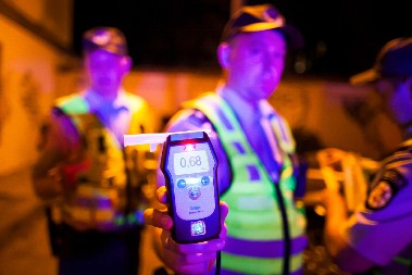 MALO POPIO PA SEO U "MERCEDES" Tokom vožnje izgubio kontrolu pa udario u banderu